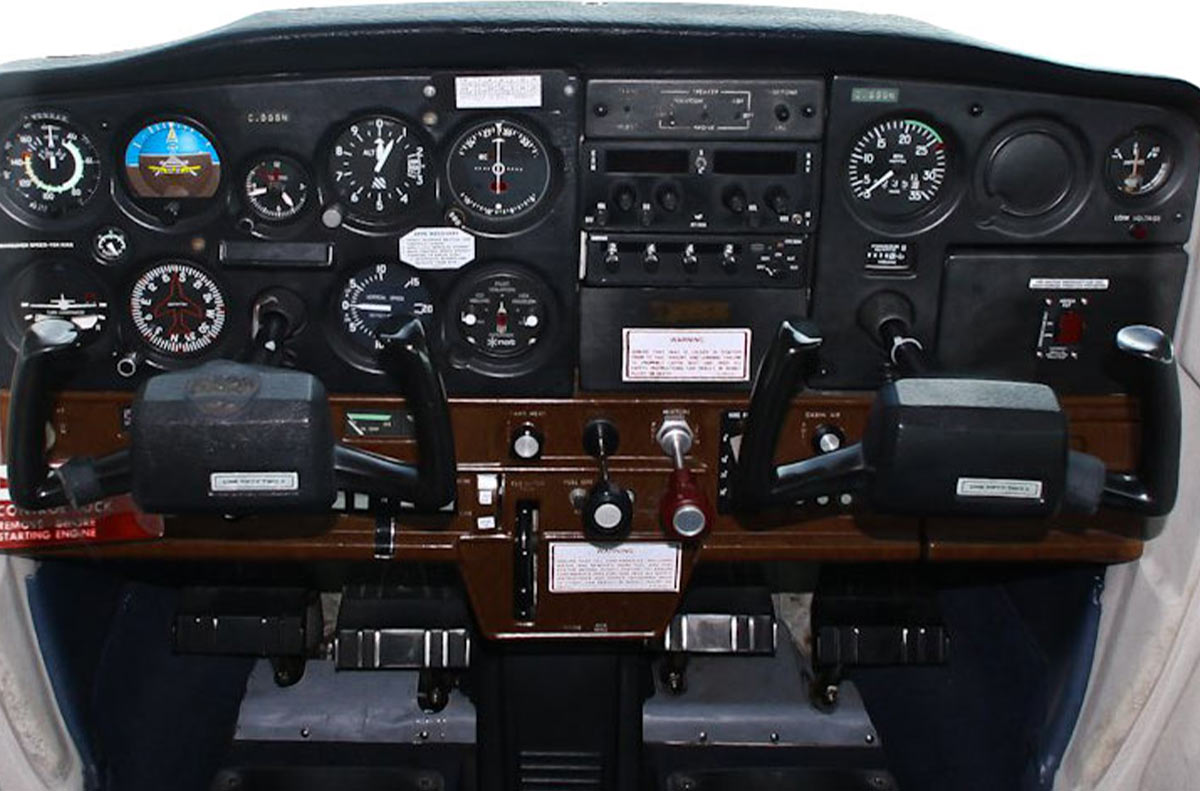 Cesna-152-C-GGGN-cockpit