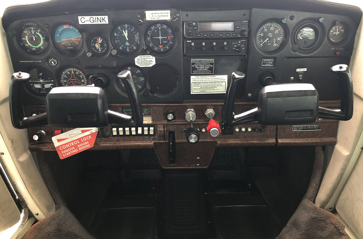 Cesna-152-C-GINK-cockpit