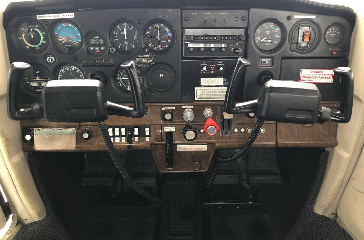 Cesna-152-C-GQZB-cockpit