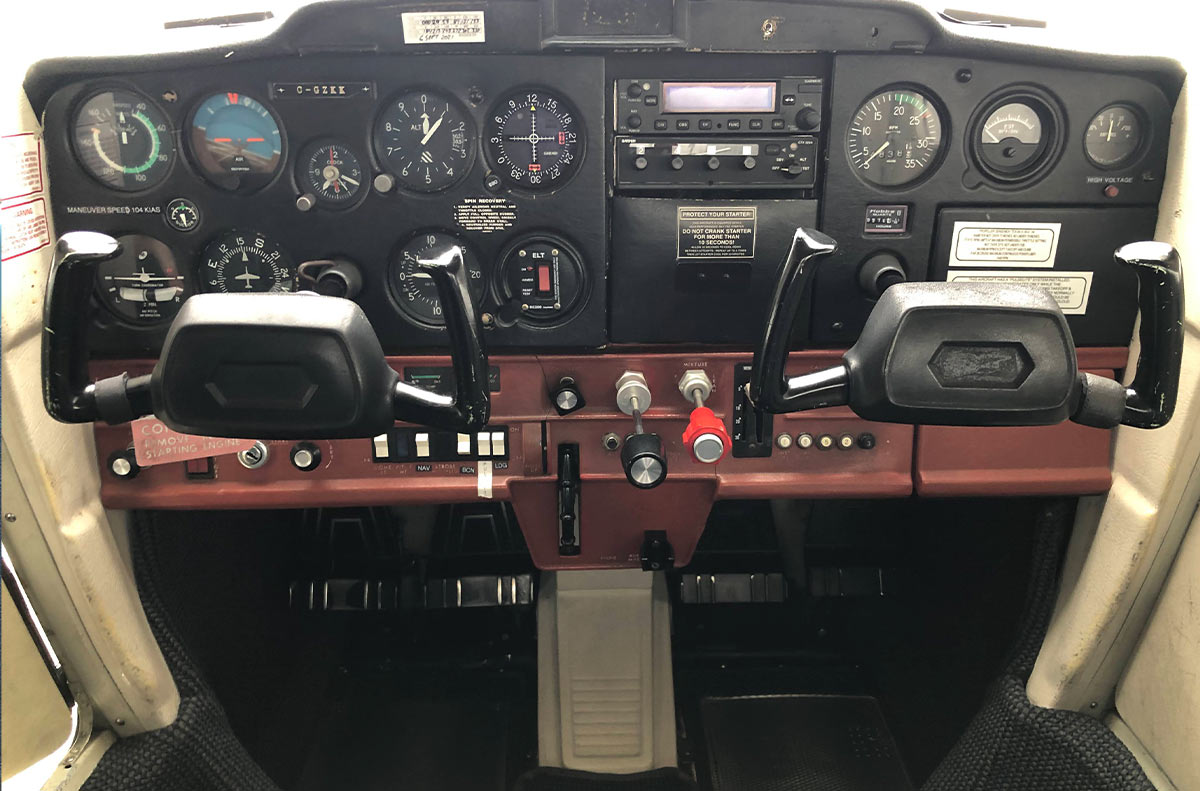 Cesna-152-C-GZKK-cockpit