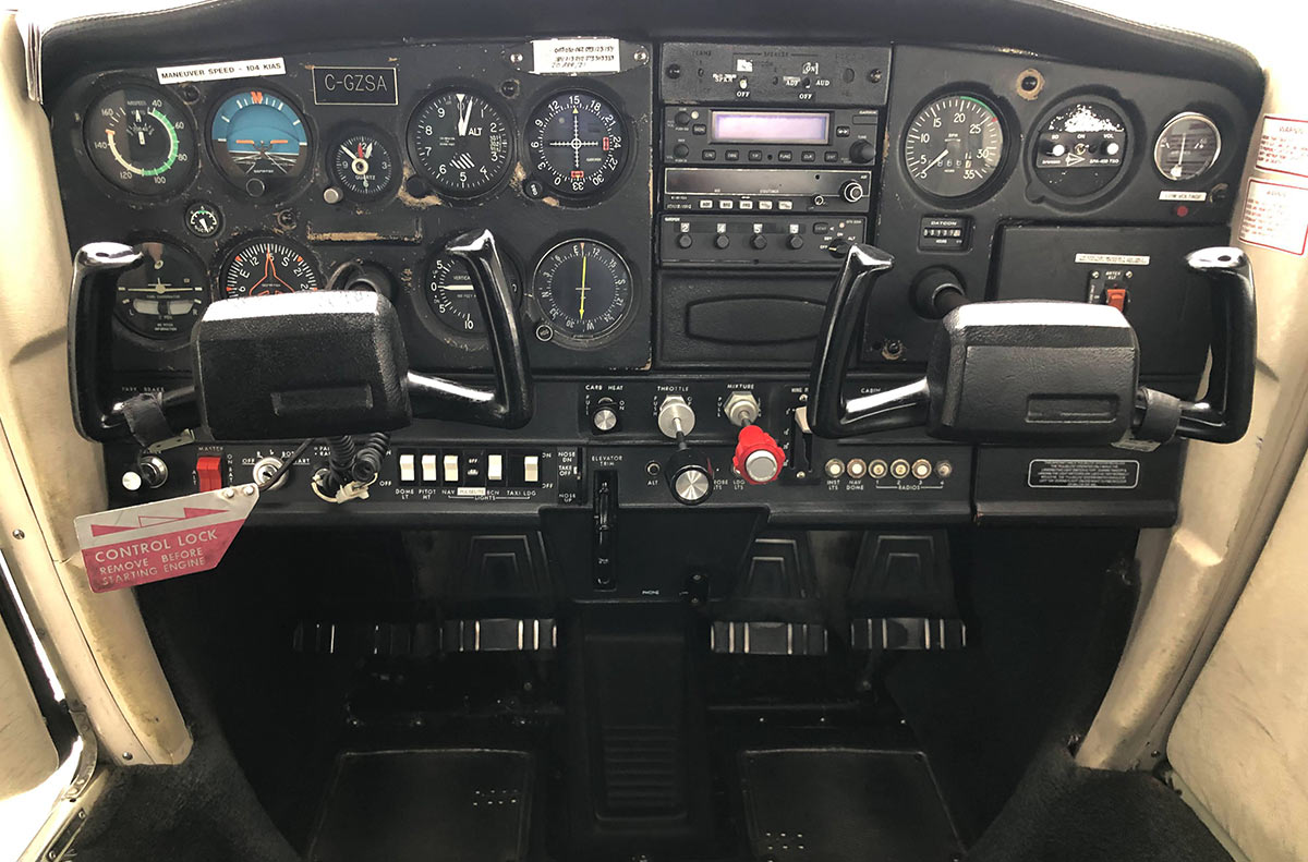 Cesna-152-C-GZSA-cockpit