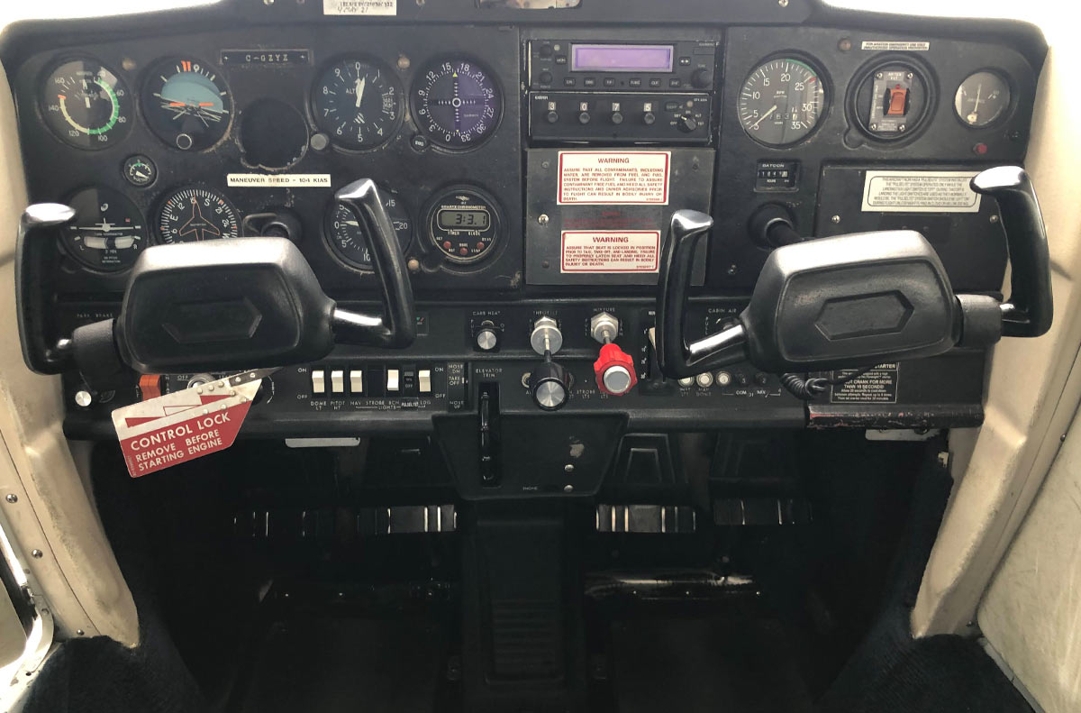 Cesna-152-C-GZYZ-cockpit