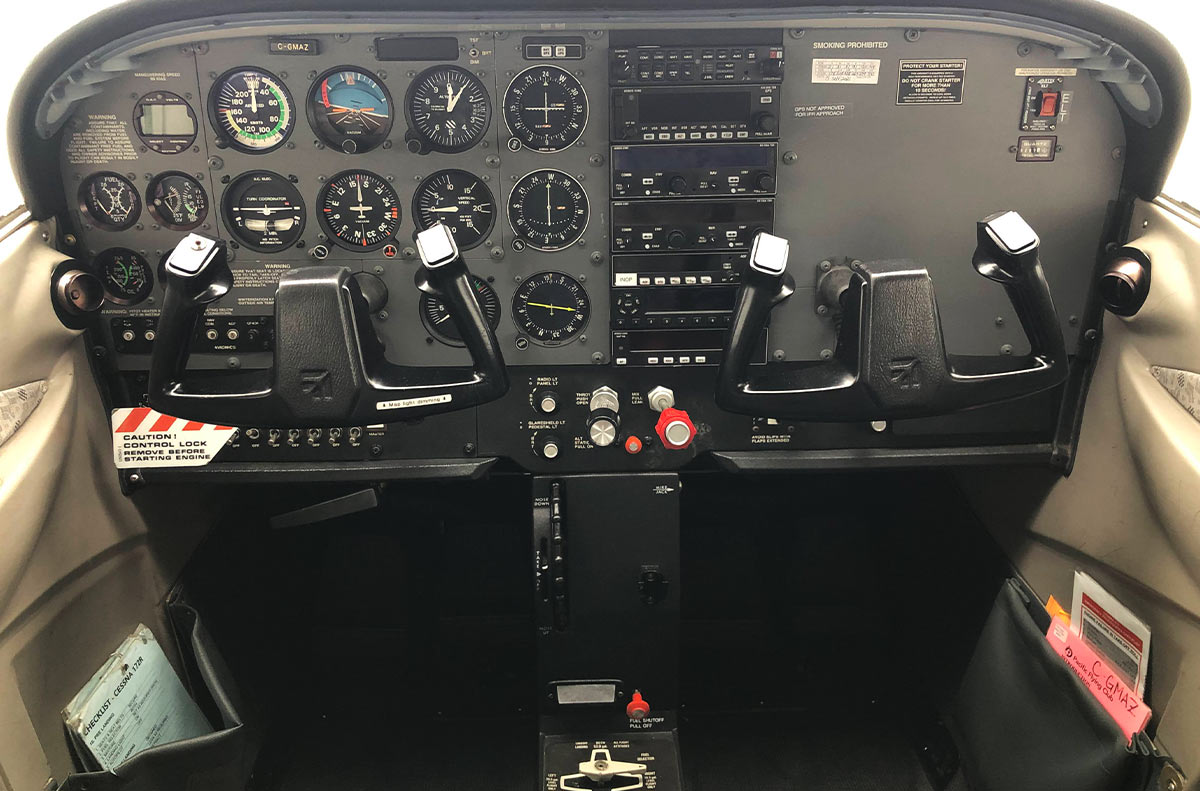 Cesna-172-C-FPAK-cockpit
