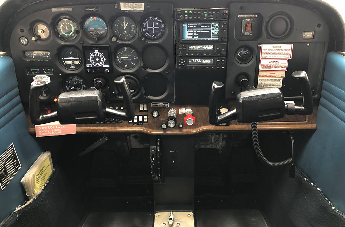 Cesna-172-C-GQLU-cockpit